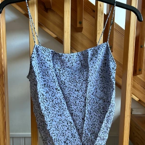 Linne - Fint mönstrat linne från &otherstories! Bra skick. 🩵