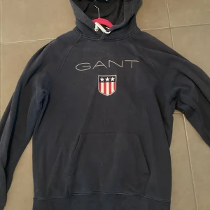 Gant hoodie  - Halvbra skick, Den är urtvättad
