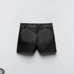 Skinnshorts  - Svarta skinnshorts från zara✨