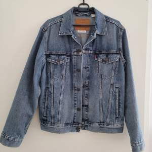 Very good condition, levis trucker jacket, size S, no stretch