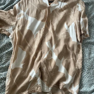 Skjorta  - Säljer den här skjortan från H&M perfekt för sommaren! Skick- 9/10