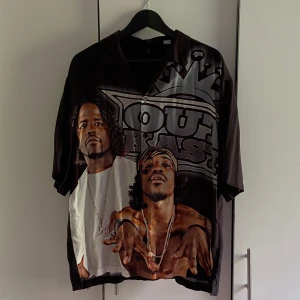 OutCast - Resortskjorta Relaxed Fit - Skitsnygg skjorta som är perfekt till sommaren! Skjortan är i fortfarande i nytt skick eftersom den ör bara testad 1-2gånger. Storleken är M, men den sitter väldigt relaxed! Pris kan diskuteras såklart. Skriv jätte gärna om du har frågor! <3