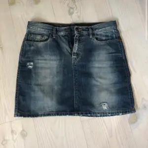 Säljer denna snygga jeans kjolen från hm 💗💗
