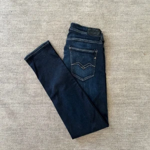 Replay jeans  - Riktigt fräscha Replay Rojas jeans passar för någon som är runt 180 skick 10/10 inga defekter!😎