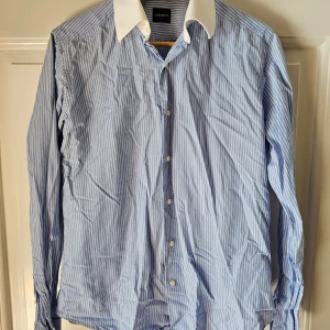 Skorta Lui Di Lancetti - Skjorta från Lui Di Lancetti Storlek: S Modell: Slim fit  Material: 100% Bomull