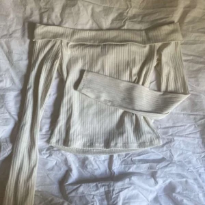 Vit ribbad off shoulder tröja  - Säljer denna jättefina tröja som är i väldigt bra skick, inga defekter!! 