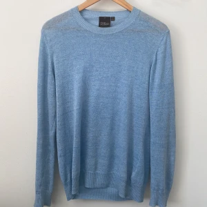 Tröja Oscar Jacobsen  - Hej hej, säljer min as snygga ljusblå tröja från Oscar Jacobsen i storlek S. Köpt för 1700. Inte använt så mycket så jättebra skick, säljer för 500! Pris kan diskuteras vid snabb affär.