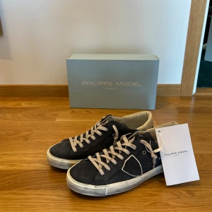 Philippe model skor  - Tjena säljer mina helt nya Philippe model skor i storlek 42, allt og tillkommer.  Hör av er vid fler frågor!