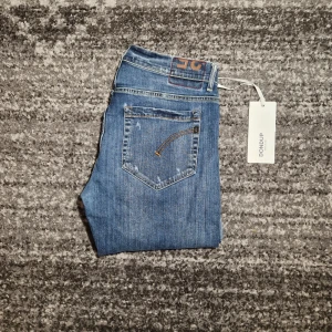 Dondup Jeans  - Tjena! Säljer ett par riktigt schyssta dondup jeans i modellen George. Skicket på jeansen är 8.5/10. Har du några frågor eller funderingar så hör av dig // IC_RESELL 