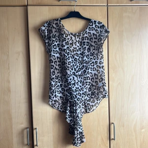 Leopard topp i skir tyg - Leopard mönster, skir tyg. Splitterny med prislappen på. Strl 38,10UK