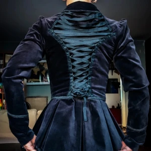 Rare blacklist lip service coat  - Vintage jacka ifrån Lip Service Blacklist. Denna är väldigt ovanlig att få tag på. Strl S/XS. Utsida perfekt skick, foder skadat med revor och förslitning (tunn satin, syns ej utåt). Be om bilder gällande dessa defekter.