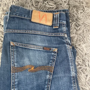 Nudie jeans slim jim  - Säljer dessa riktigt feta nudie jeans i slim jim. De är i storlek 31/34, och i skick 8/10. Nypris på dessa ligger på 1699 och mitt pris 359, pris går att diskutera vid snabb affär, Tveka inte på att höra av dig vid funderingar!