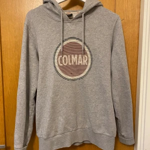 Colmar Tröja - Tröja är i fint skick med knappt synliga defekter. Hör av dig för fler bilder eller info.  Strlk: S Nypris: ca 1200