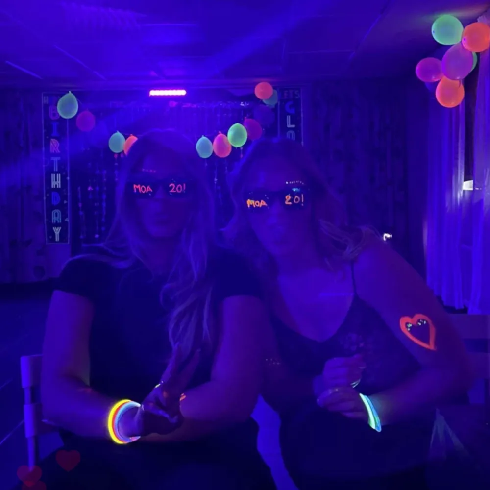 Säljer två st UV led bars som är köpta på partykungen för ungefär ett år sedan. Säljer pågrund av att det inte kommer till användning. Perfekt för glow in the dark fest, sista bilden är egen!  köpte för 599kr styck . Övrigt.