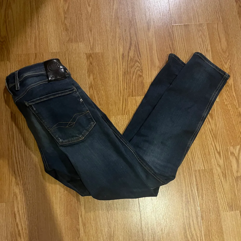 Säljer dessa snygga Replay jeansen, dem har ett hål vid knäet men om man inte tycker om det med slitning så kan man enkelt sy ihop  . Jeans & Byxor.