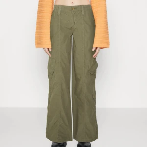 Cargo trousers - Gröna cargo trousers ifrån BDG Urban Outfitters. Köptes för 849 kr och är i topp skick, inga defekter. Hör av er vid frågor💕