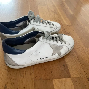 Golden Goose - Tja, säljer nu dessa Golden goose skorna i ett använt skick men har kvar att ge!. Dustbag, certifikat och kvitto ingår. Tveka inte vid frågor.
