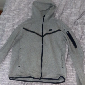 Nike tech fleese  - Hej säljer min Nike tech då jag har bytt stil finns i Uppsala pris kan diskuteras 