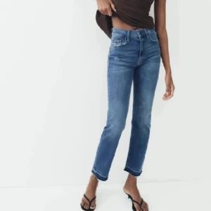 Jeans - Jeans med sååå fina detaljer nere vid benet.