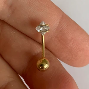 Navelring äkta guld  - 17mm långt äkta guld 18 karat väger mindre än 1 gram  Köpt för 1300 på guldfynd men är allergisk mitt guld och kan inte lämna tillbaka eftersom jag hade öppnat förpackningen  DISKUTERA GÄRNA PRISET😘