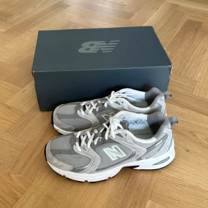 New Balance 530 Raincloud - Trendiga sneakers från New Balance i modell 530, färg raincloud. Storleken är 37,5. Mycket bra skick, endast använt dom 5 ggr. Säljer pga för små i storleken.   Nypris ligger på 1500 kr, priset kan förhandlas något 🌟