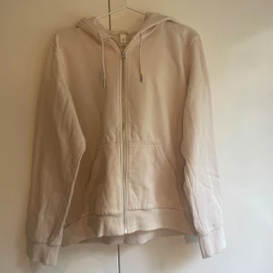 H&M tröja - Säljer denna ljusrosa hm tröjan i relativt bra skick. Den är använd ett 10-tal gånger, men har inga defekter eller tecken på användning. 