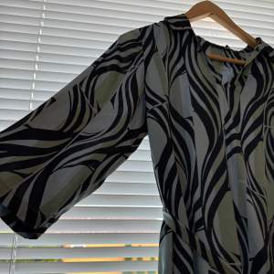 Säljer denna finklänning från märket STOCKH LM, i storlek S. Klänningen är mönstrad och innefattar färgerna svart, mörkblå, pastelltonen och ljusblå. Väldigt fladdrig och skön då det är ett tunt material. Använts en gång = gott skick 