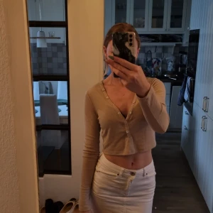 Crop top, v-ringad - Väldigt bra skick Ganska kort med stor v ringning Thight runt armarna