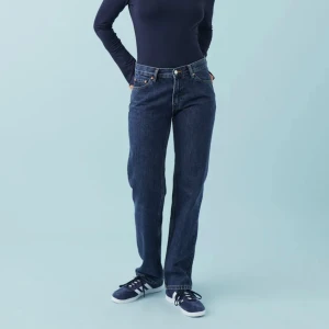 Low waisted jeans - Aldrig använda, oöppnad förpackning. Köpte för 499kr på Gina Tricot Low waist Straight Säljer då de är för små för mig, jag köpte 2 storlekar och de större passade.