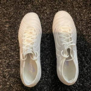 Fotbollsskor  - Nike tiempo limited edition storlek 41! Använda 1 gång 