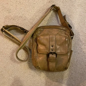 Väska - Väska i mindre storlek, köpt second hand!