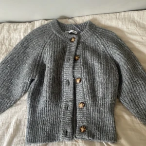 Stickad kofta - Såljer denna stickade kofa från zara, den är i fint skick! Är i storlek m men jag har s och den passar mig bra. Öppen för att ta emot prisförslag!🥰 