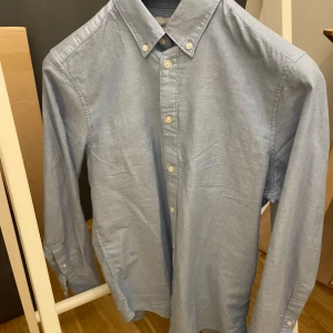 Skjorta  - Ljus blå skjorta. Helt ny från East west.