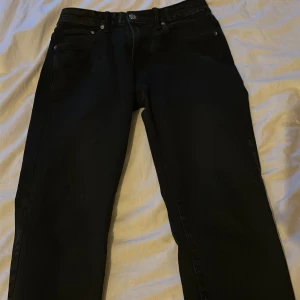 Ett par svarta jeans - Storlek 31/32, Straight Regular fit. Använt skick. Snygga jeans som passar till allt. 
