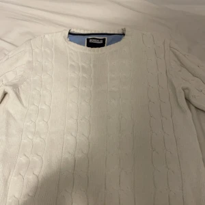Snygg vit kabelstickad - Skick: 8/10, ullstickad tröja, perfekt för vinter och höst.