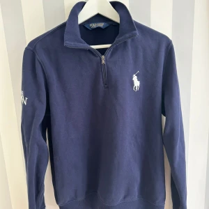 Polo Golf Ralph Lauren half zip - Polo Golf Ralph Lauren half zip i bra skick. Storlek M men passar även bra i storlek S. Nypris ca 1700kr vårat pris: 499kr. Skriv gärna vid intresse eller funderingar.