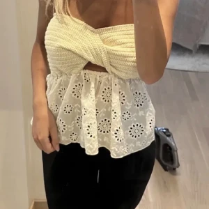 Populär topp - Säljer denna populära topp från zara i storlek Xs, (lånad bild). Passar även S då den är stretchig. Nyskick!! Det är bara att trycka på köp nu! 💓