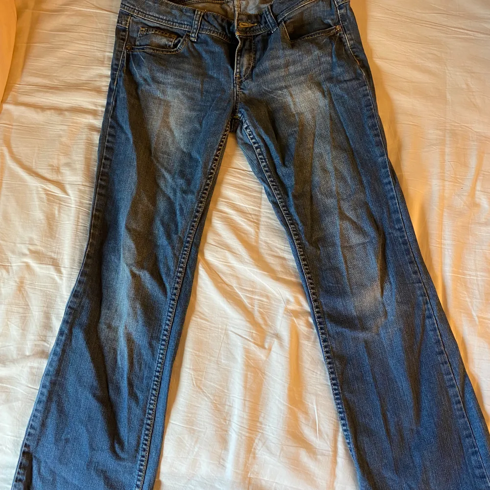 As snygga blåa lågmidjade bootcut jeans! Endast använd fåtal gång!! Bara att fråga vid funderingar!💕 . Jeans & Byxor.