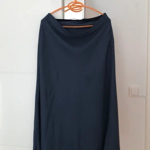 Kjol - En mörkblå kjol. Storlek L