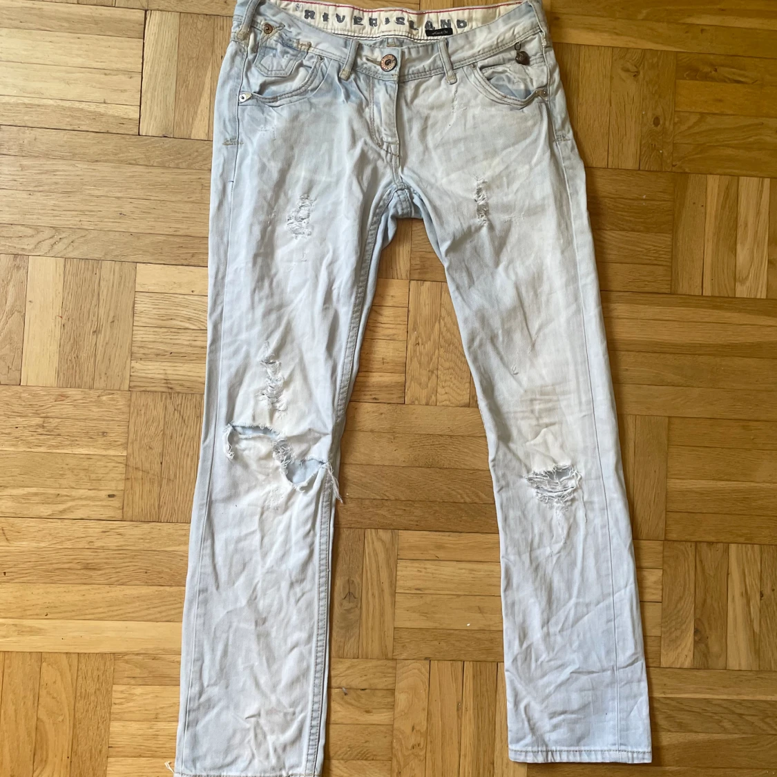 Ljusa jeans med hål