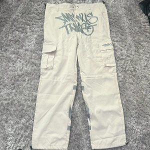 MinusTwo Beige CargoPants Byxor Cargos UK/Y2K Stil Storlek M - Säljer dessa fett nice cargosana märket MinusTwo som är ett Uk märke. Fet uk streetwear stil men är populär i usa oxå. Helt oanvända nyskick 10/10 INGA DEFEKTER Storlek M. Perfekt till sommaren, inte för varma men är snygga. Sameday ship me instabox!