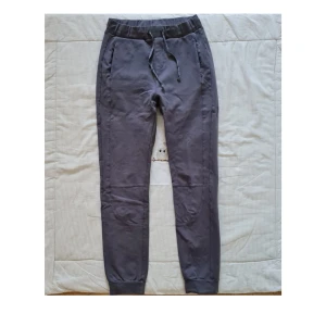 House of Lola grå byxor strl XS - Strl XS Fina byxor "Hipster pants" från House of Lola. Använda en handfull ggr. Tajt modell, snörning fram, fickor i sidorna och fuskficka bak. Lite ytludd och möjligtvis något ljusare och stelare än nya. Säljer även ett par likadana men nya med lapp