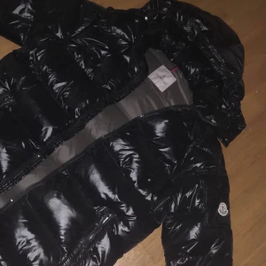 Moncler maya jacket  - En moncler Maya i nyskick har använt några gånger  Qr kod funkar  Inga skador  Passar medium och large(175cm-187cm)  Frakt kan vi nog fixa  Kontakta för fler bilder & frågor 
