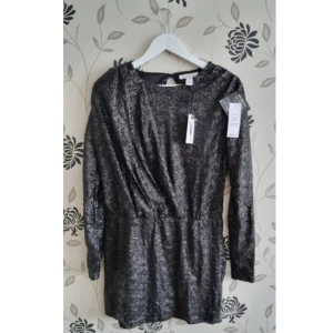 Notion 1.3, Svart Paljettklänning, Strl: S "Drapy Sequin Dress", Nyår Fest Party - Notion 1.3, Svart Paljettklänning, Strl: S "Drapy Sequin Dress", Nyår Fest Party. Nyskick! OBS! Jag kan inte skicka något vecka 26.