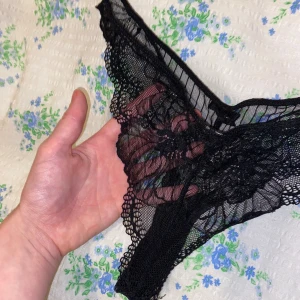 Trosor  - Halvstring. Oanvända. Svarta spets trosor från Nelly.com. Storlek xs