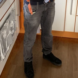 Replay jeans - Skick: 9/10 Färg: mörk grå Storlek: 30w slimfit Pris:499kr 