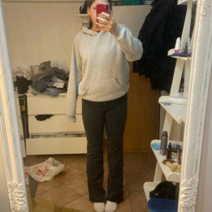 Super fina jeans  - Jeans från lager 157 , modellen 90s boot och i storlek M. Fint skick men uppsprättade längst ner 