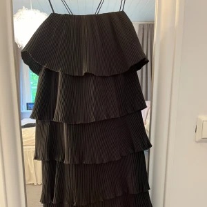 Volangklänning - Säljer en jättefin volangklänning från Boohoo i storlek 36.