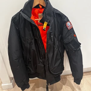 Parajumper jacka Stl S - Mycket fin parajumper jacka jag köpte för ca 5 år sedan och nu har den blivit liggandes ett tag.
