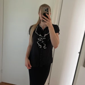 Blus - Blus från Vila. Storlek M men passar S. Fraktpriset baseras på vikten!